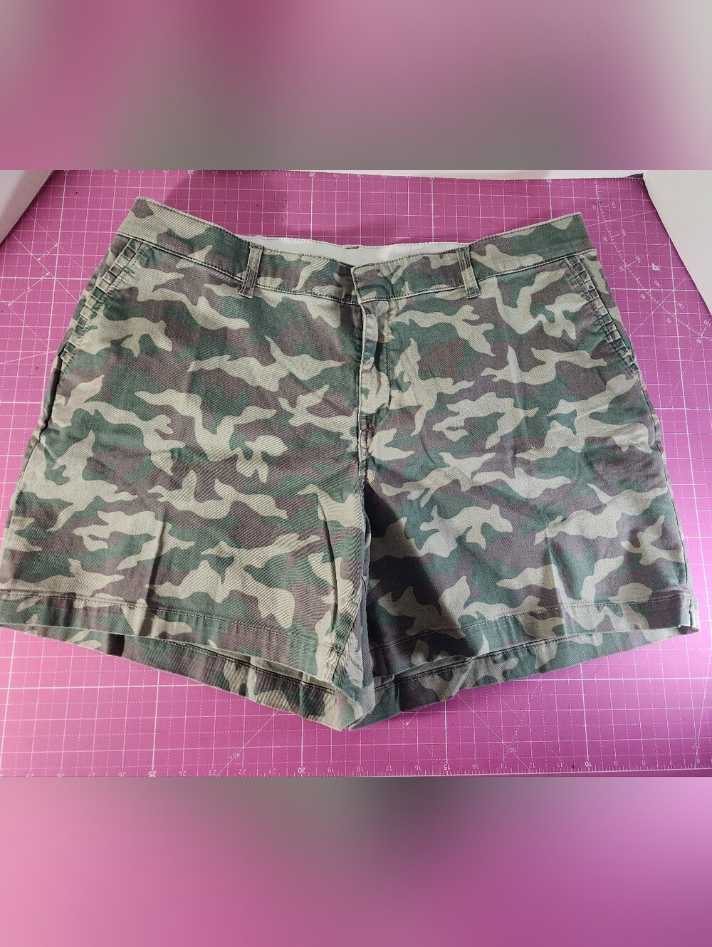 Lane Bryant Girlfriend Shorts
Camo Print Sz 18